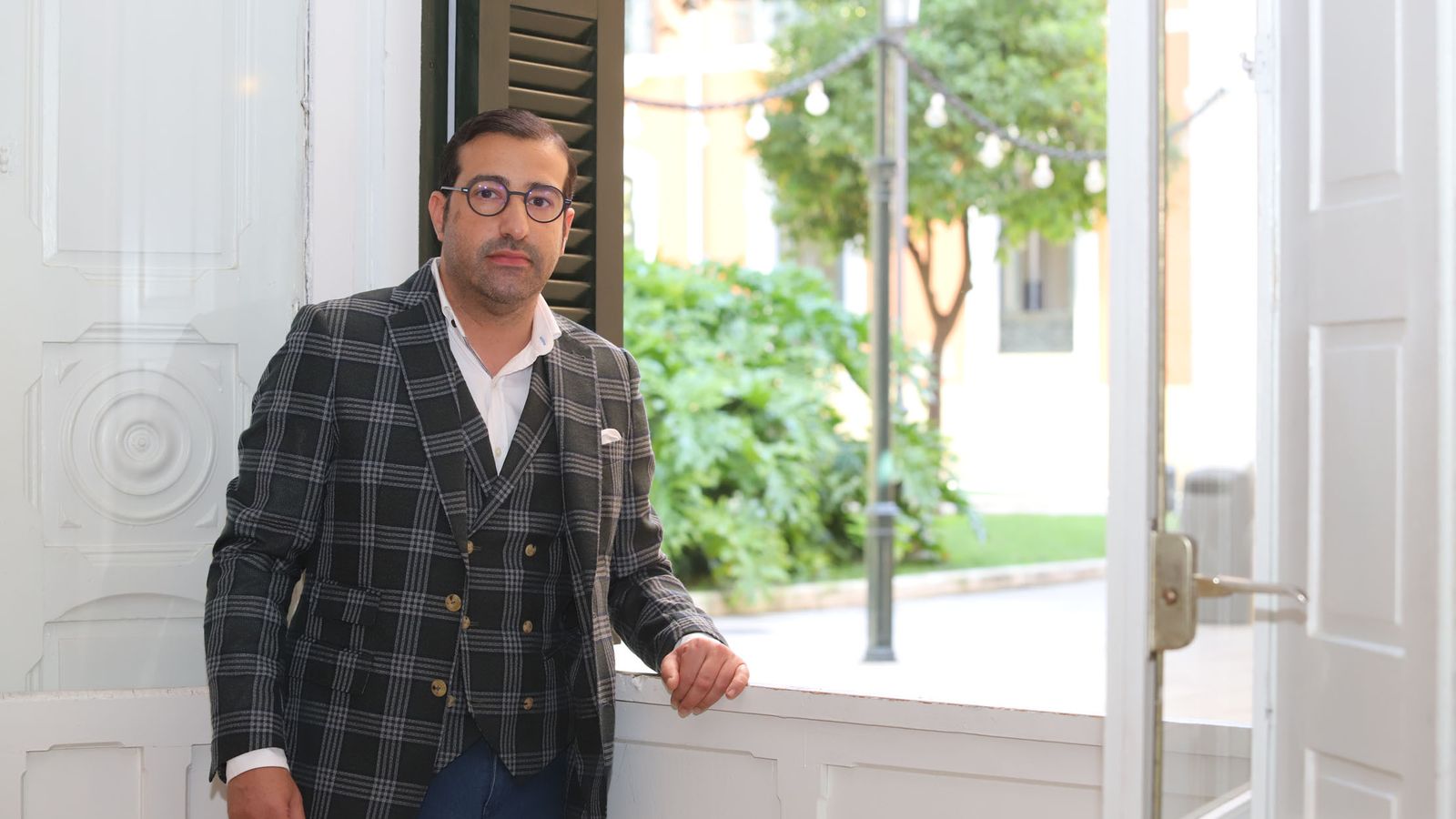 Sergio Sánchez posa para la entrevista de Huelva Información en la Casa Colón.