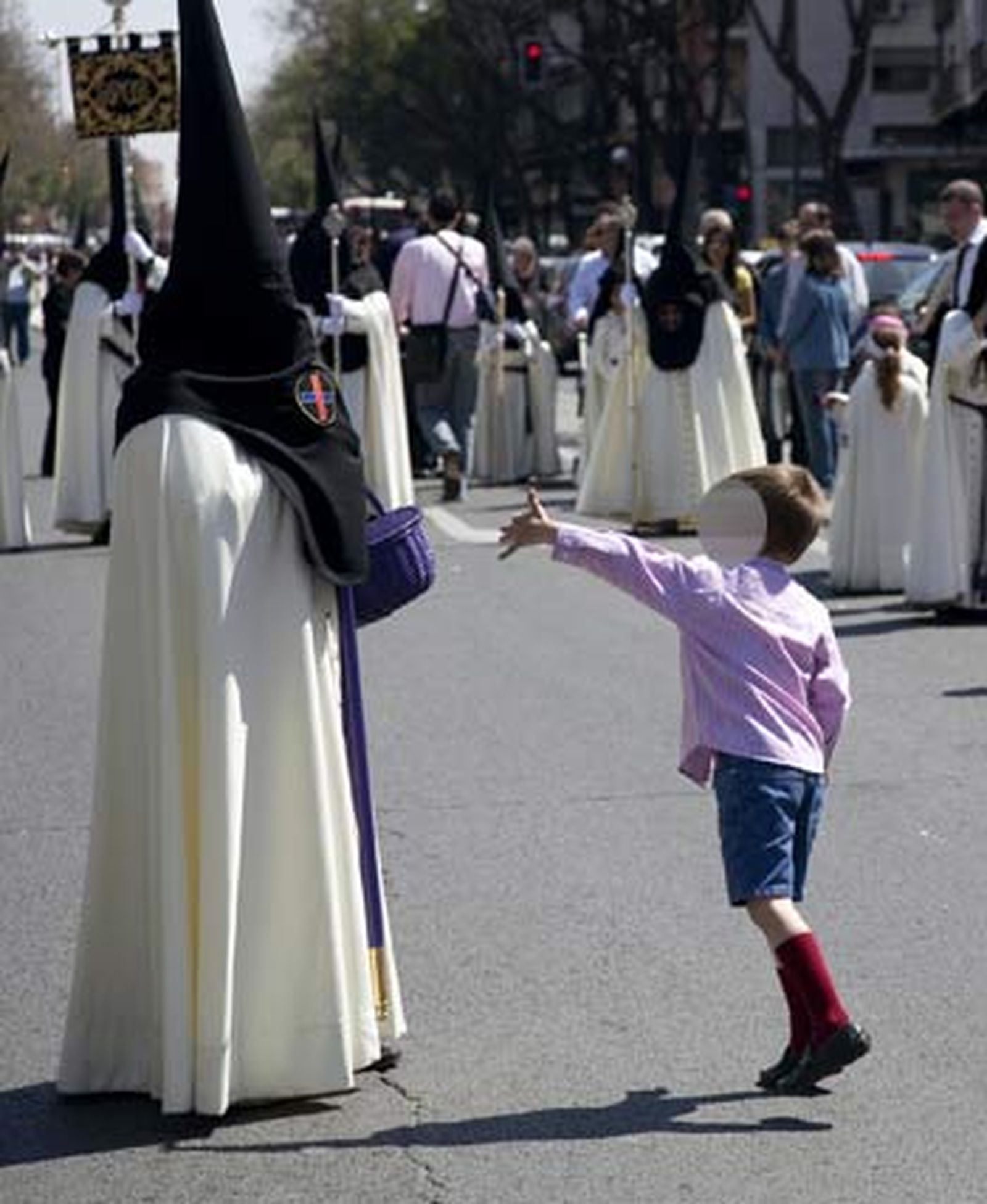 Un niño pide caramelos a un nazareno del señor Cautivo de San Pablo.

Foto: Jaime Martínez