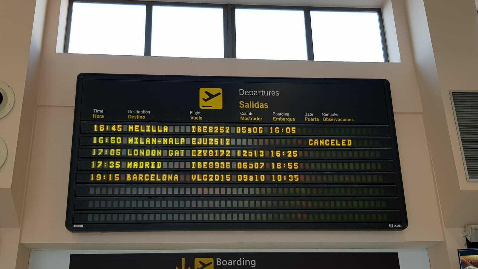 Panel de salidas del Aeropuerto de Granada con el vuelo a Milán cancelado