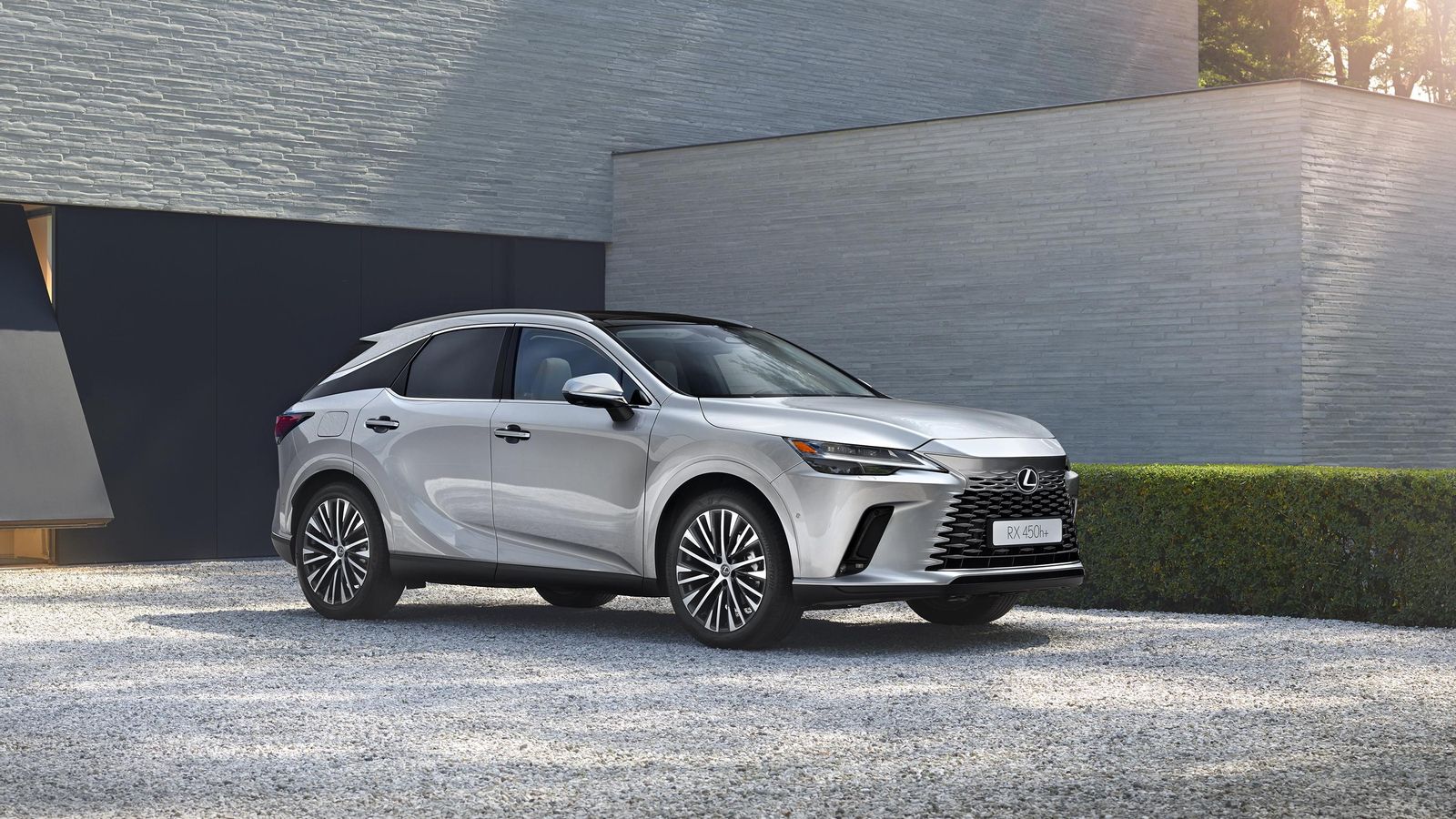 El RX ofrece la tercera generación del Lexus Safety System+3, con un sistema de precolisión mejorado, una nueva asistencia proactiva al conductor y un pack de seguridad ampliado.