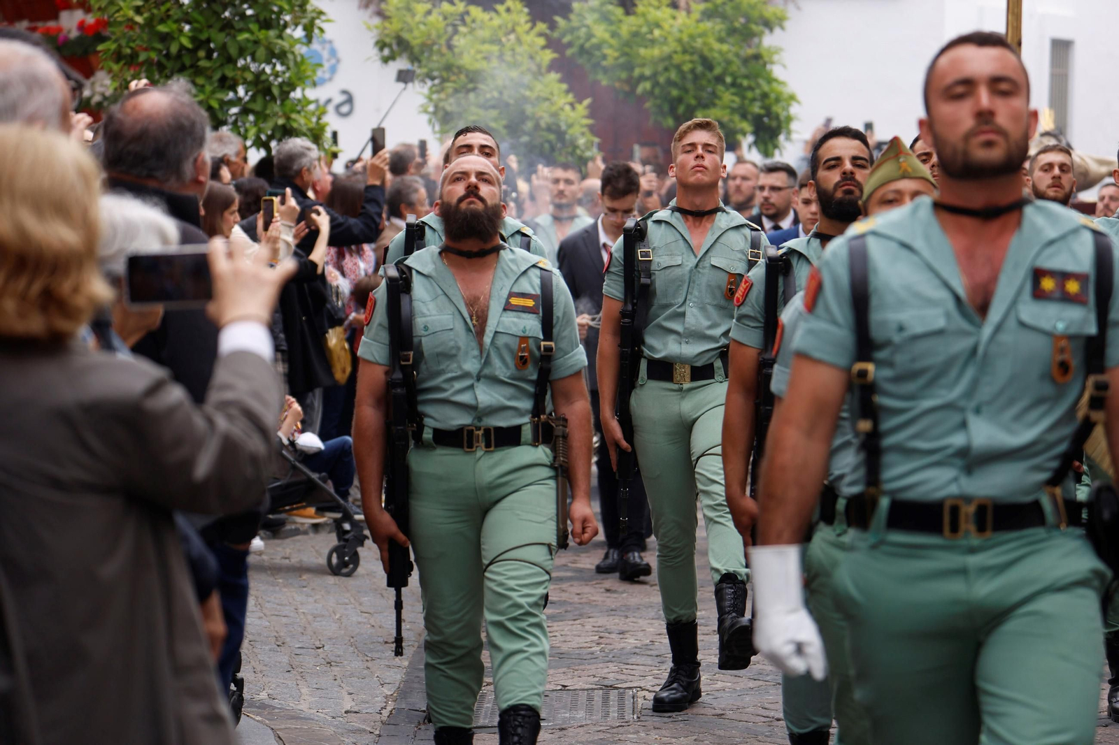 El vía crucis de la Caridad con la Legión en el Viernes Santo de Córdoba, en imágenes