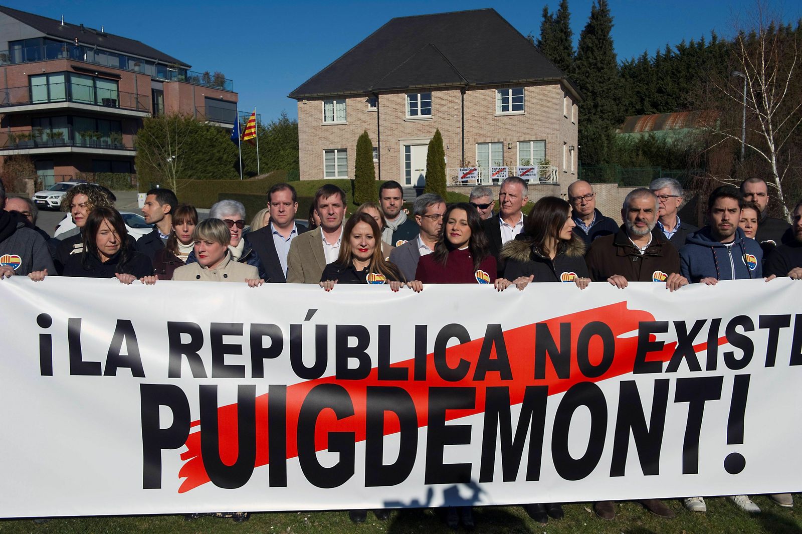 Arrimadas, frente a la casa de Puigdemont en Waterloo
