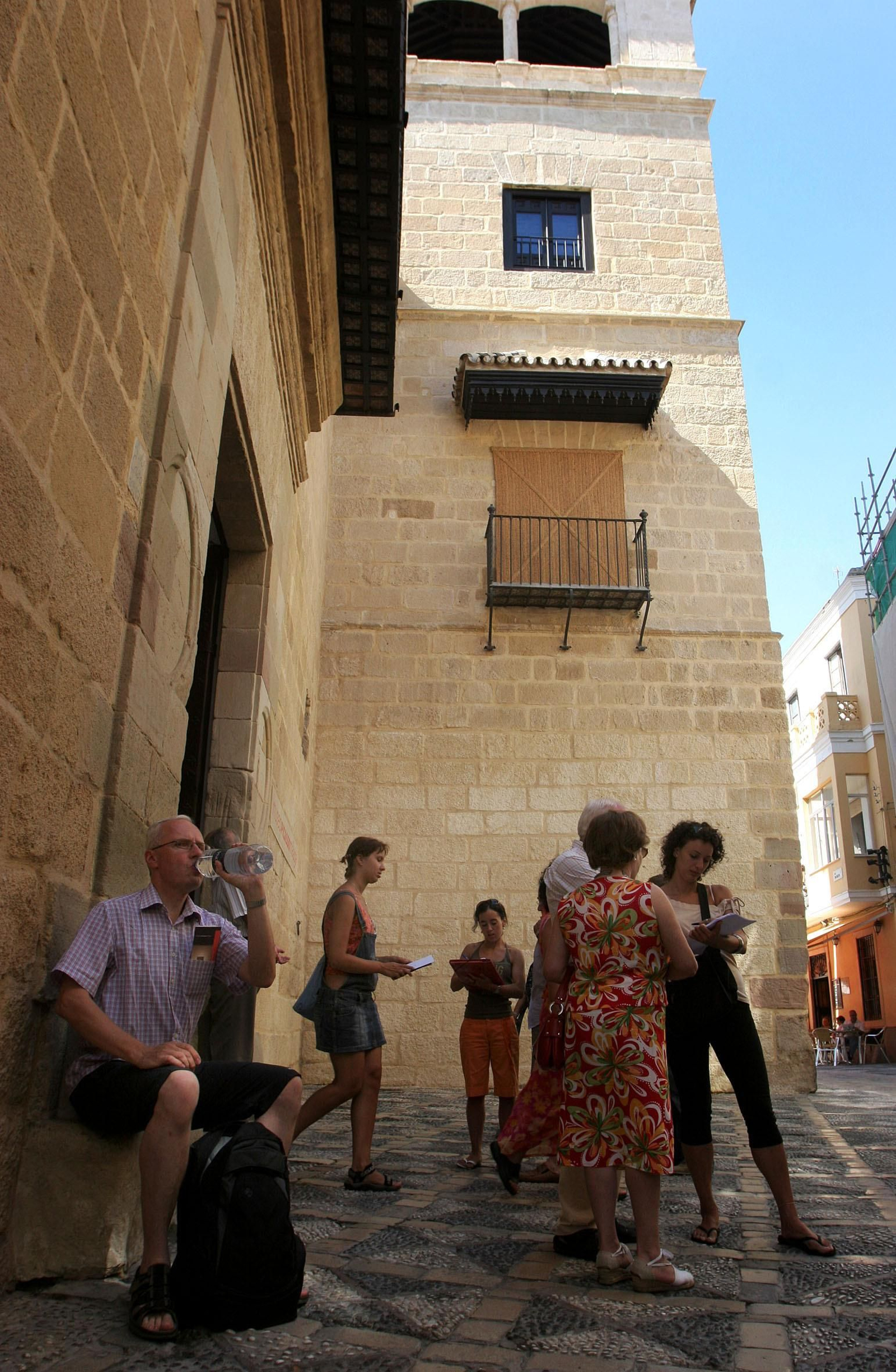 Turistas en la calle San Agustín del centro histórico, cerca del Museo Picasso.