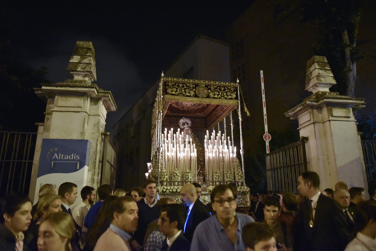 La Virgen de la Victoria, en rosario de aurora a la Catedral
