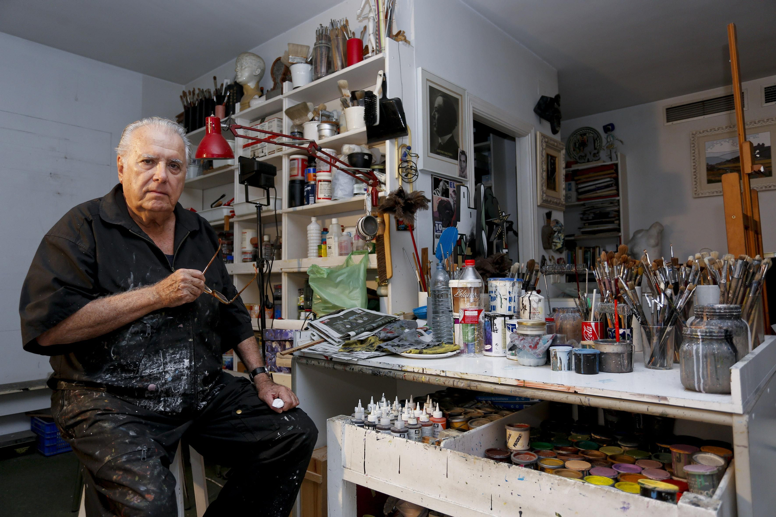 El pintor malagueño Eugenio Chicano (1935-2019), en su estudio de la calle Victoria.