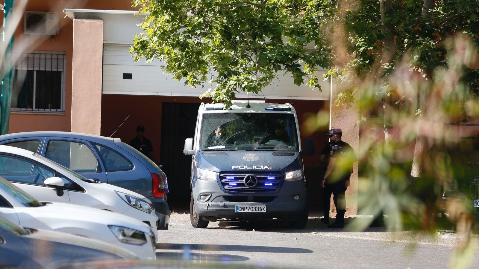 La llegada del furgón policial con el acusado.