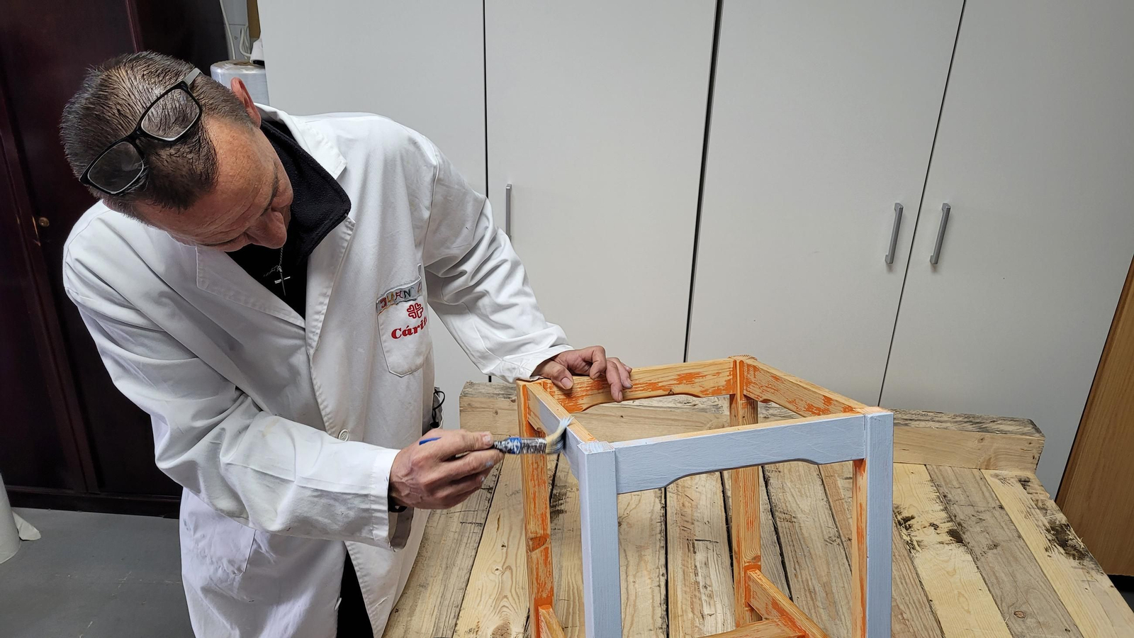 Un taller de restauración de Cáritas-Jerez.