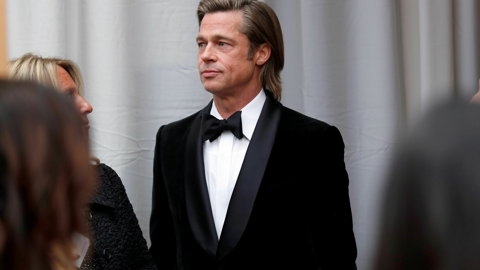 Brad Pitt, con su impecable esmoquin clásico.