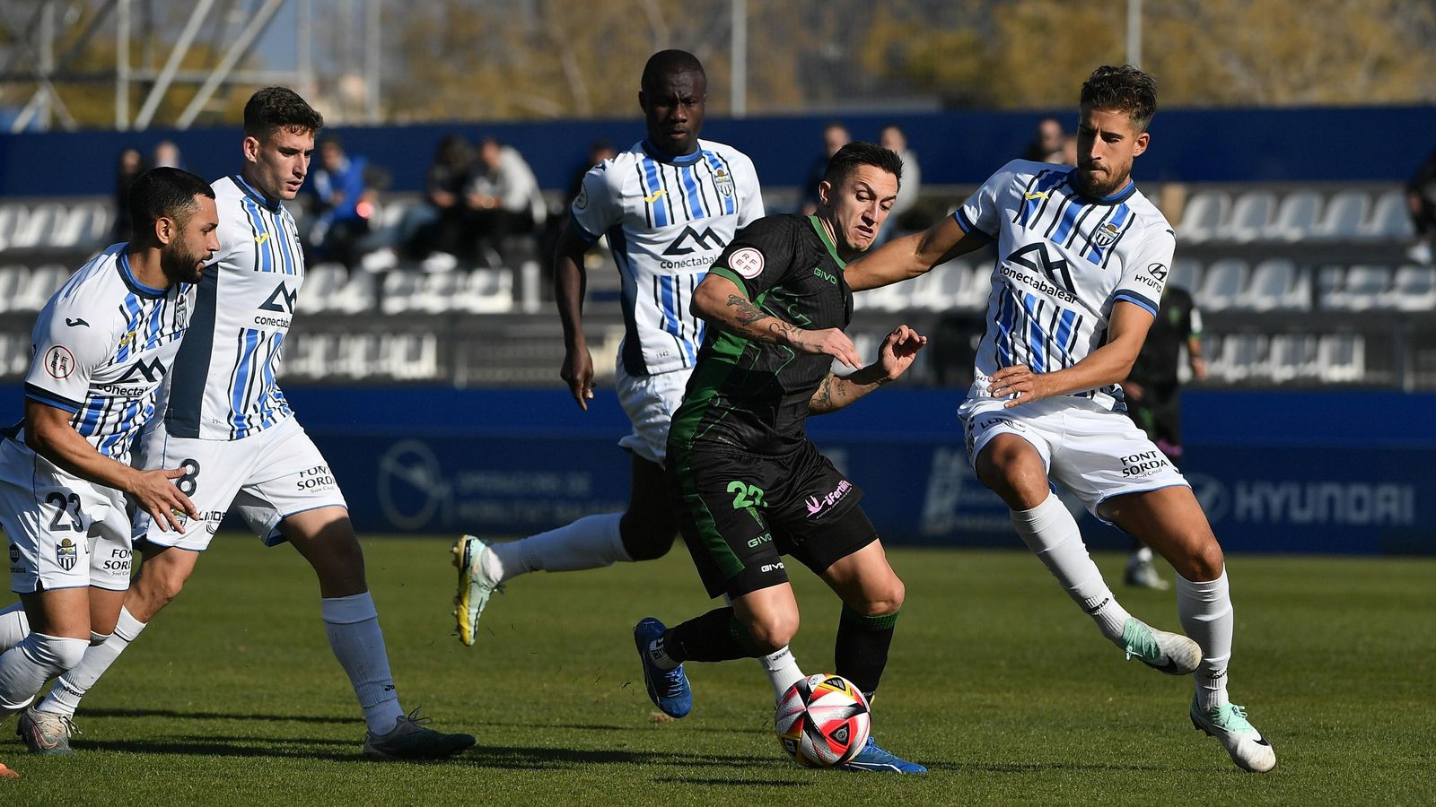 Carracedo (Córdoba CF) intenta marcharse entre varios jugadores del Atlético Baleares. Carracedo (Córdoba CF) intenta marcharse entre varios jugadores del Atlético Baleares.