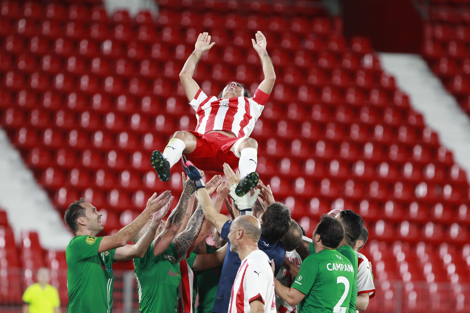 Imágenes del partido homenaje al 'eterno' capitán de la U.D. Almería, José Ortiz