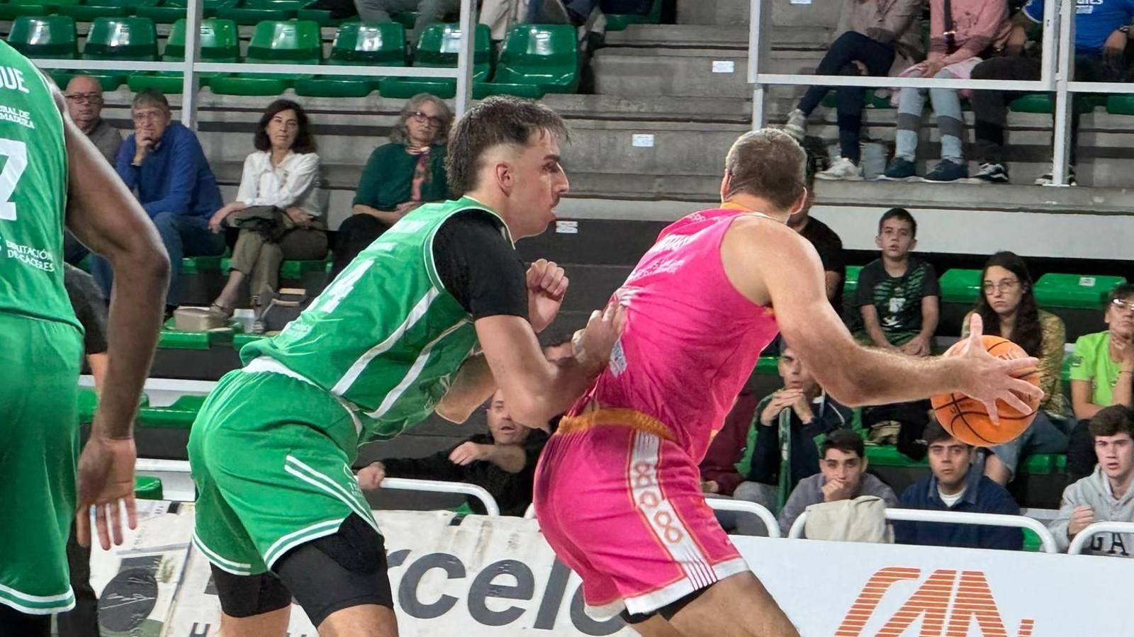 El cajista Jankovic, defendido por el jugador del Cáceres Mazaira.