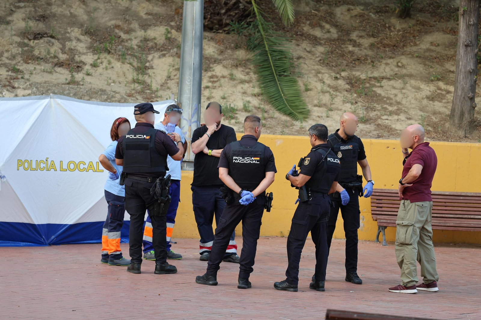 Policía Nacional y sanitarios en el lugar de los hechos.