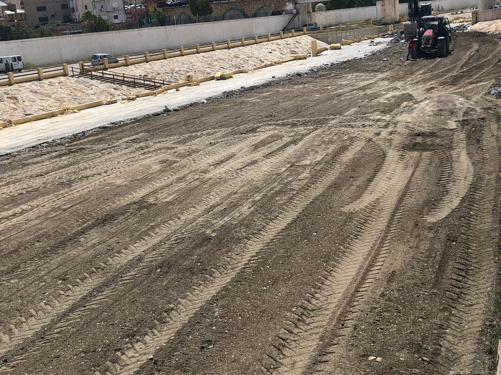 El hormigón de la icónica rambla de Albox ya es historia