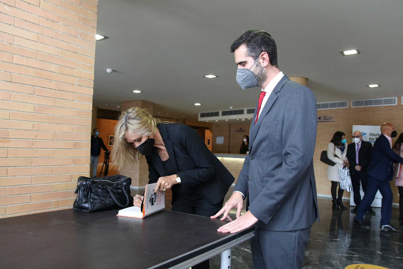 Fotogalería Diario de los Libros, con Marta Robles y su obra 'Pasiones carnales'