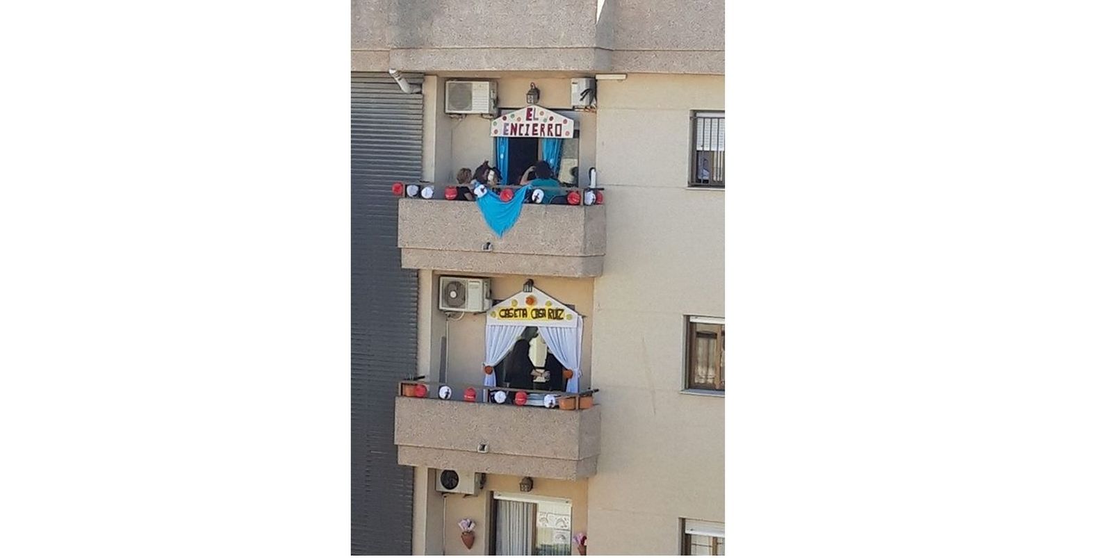Dos 'casetas' de feria montadas en balcones de un piso de la manzana 3 de La Canaleja.