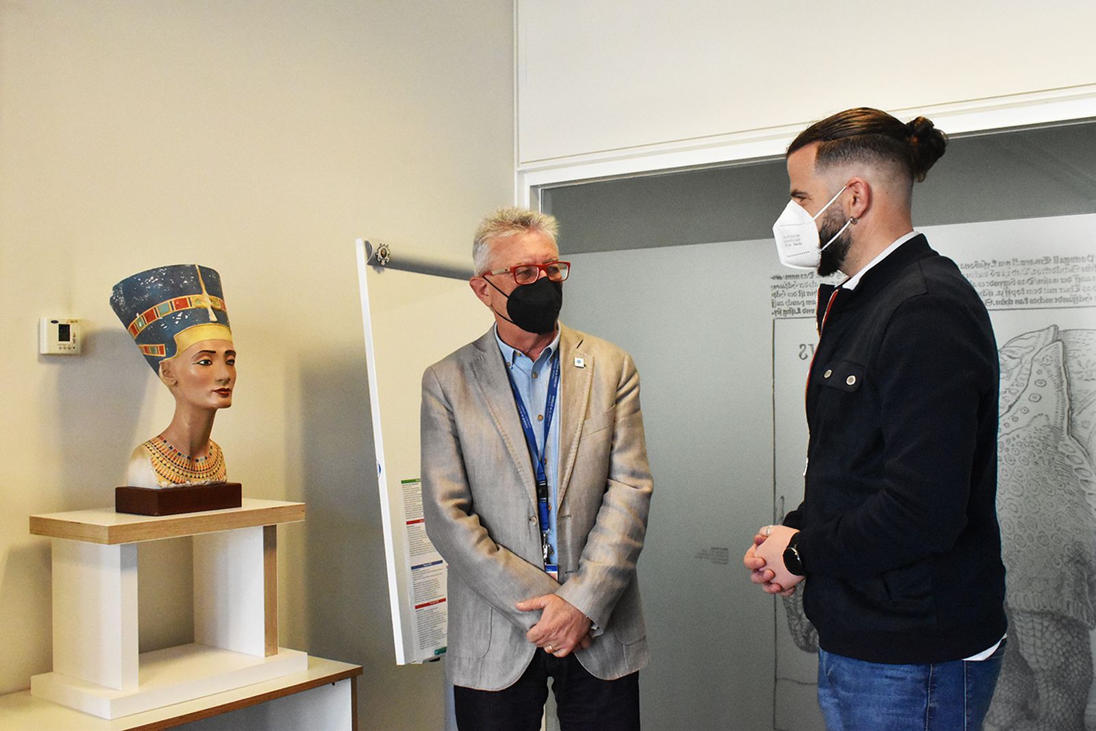 El parlamentario por Unidas Podemos Chus Fernández conversa con el director del parque Luis Alcalá