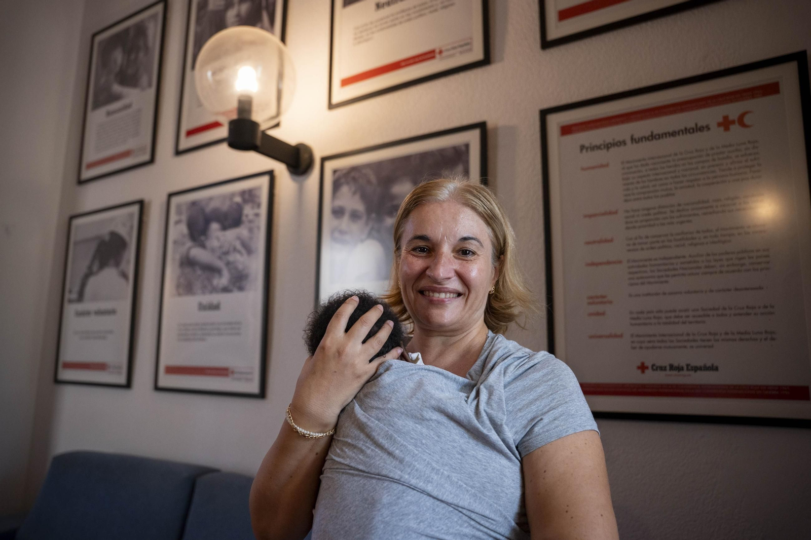 Cruz Roja realiza la entrega de mantitas solidarias a las familias de acogida, en imágenes