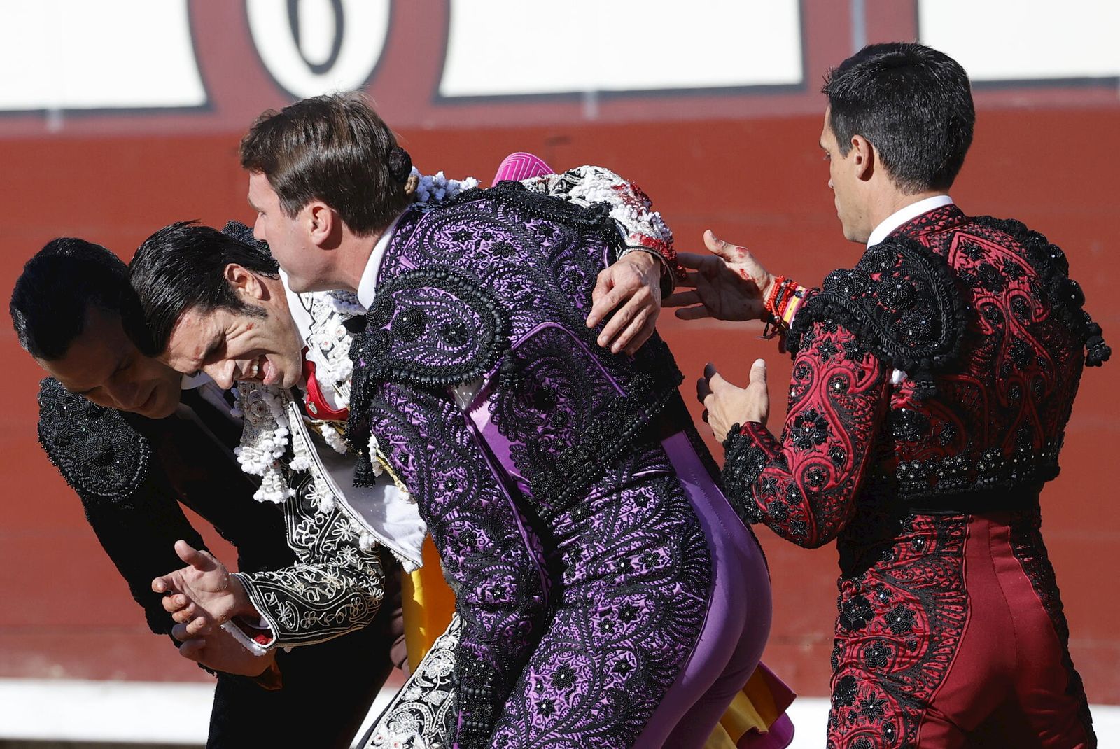 Emilio de Justo, ayudado por su compañeros tras ser cogido.