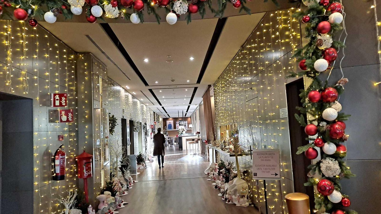 Muchas luces cuelgan de las paredes junto a la decoración. Muchas luces cuelgan de las paredes junto a la decoración.