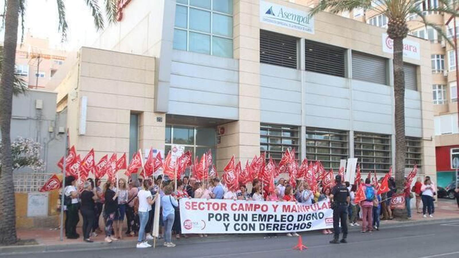 Foto de archivo de una de las concentraciones de trabajadoras del manipulado a las puertas de Asempal.