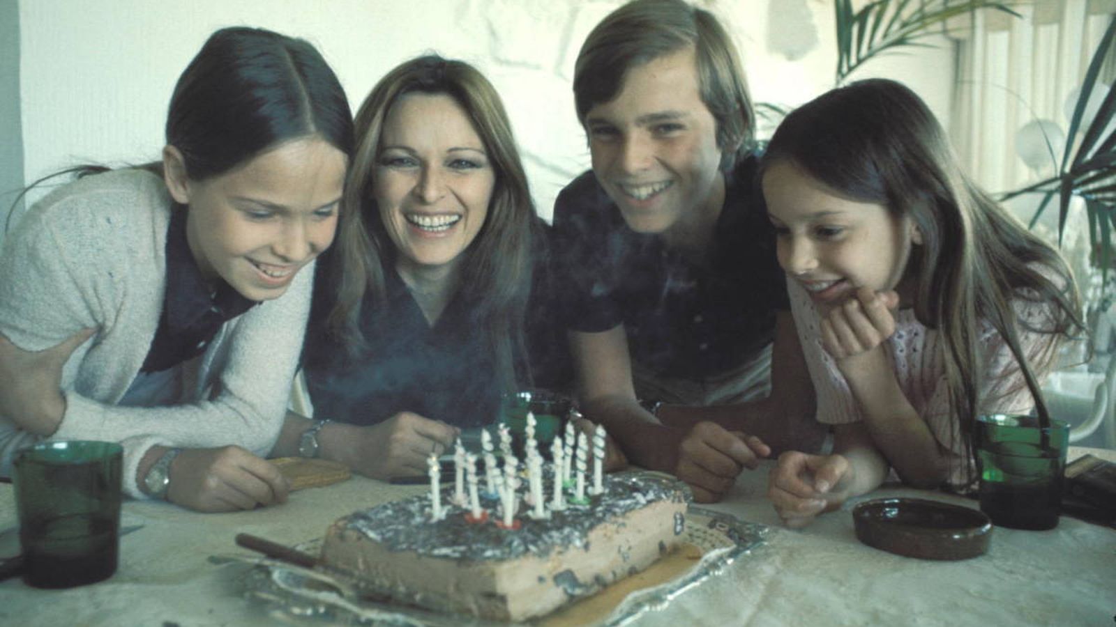 Con sus tres hijos: Lucía, Paola y Miguel, en un reportaje.