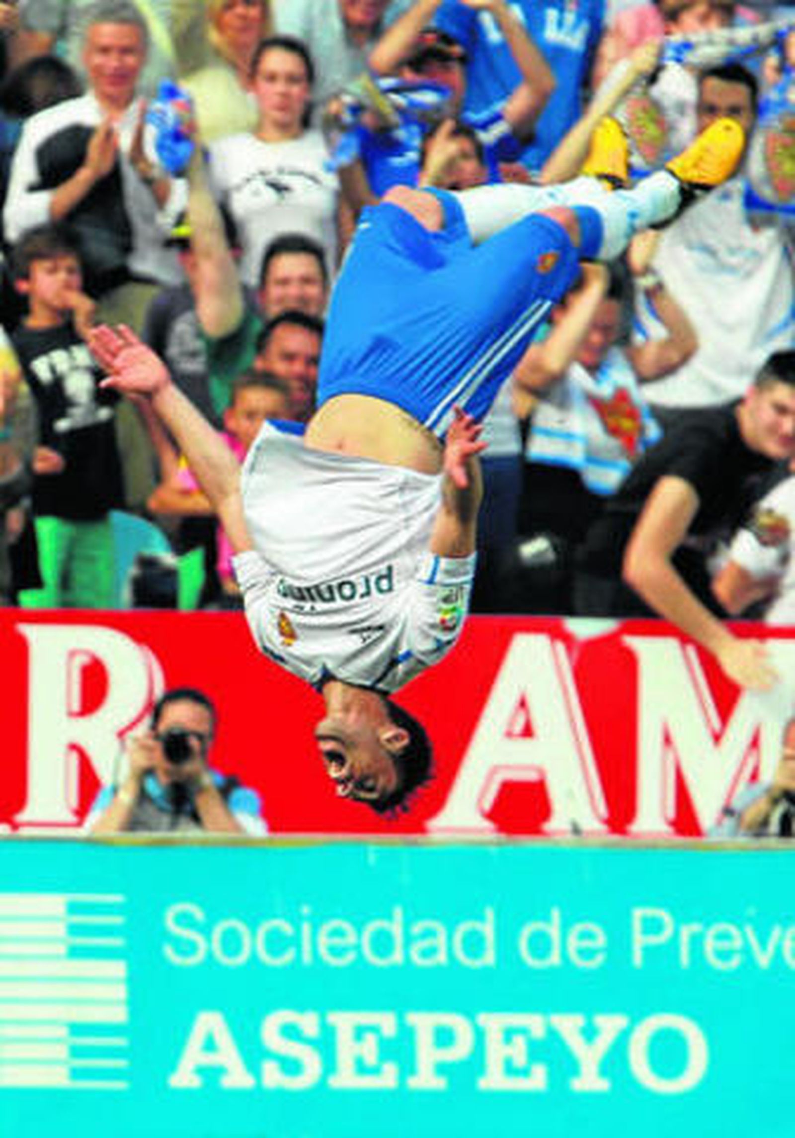Rodri celebra con una pirueta el segundo gol del Zaragoza.