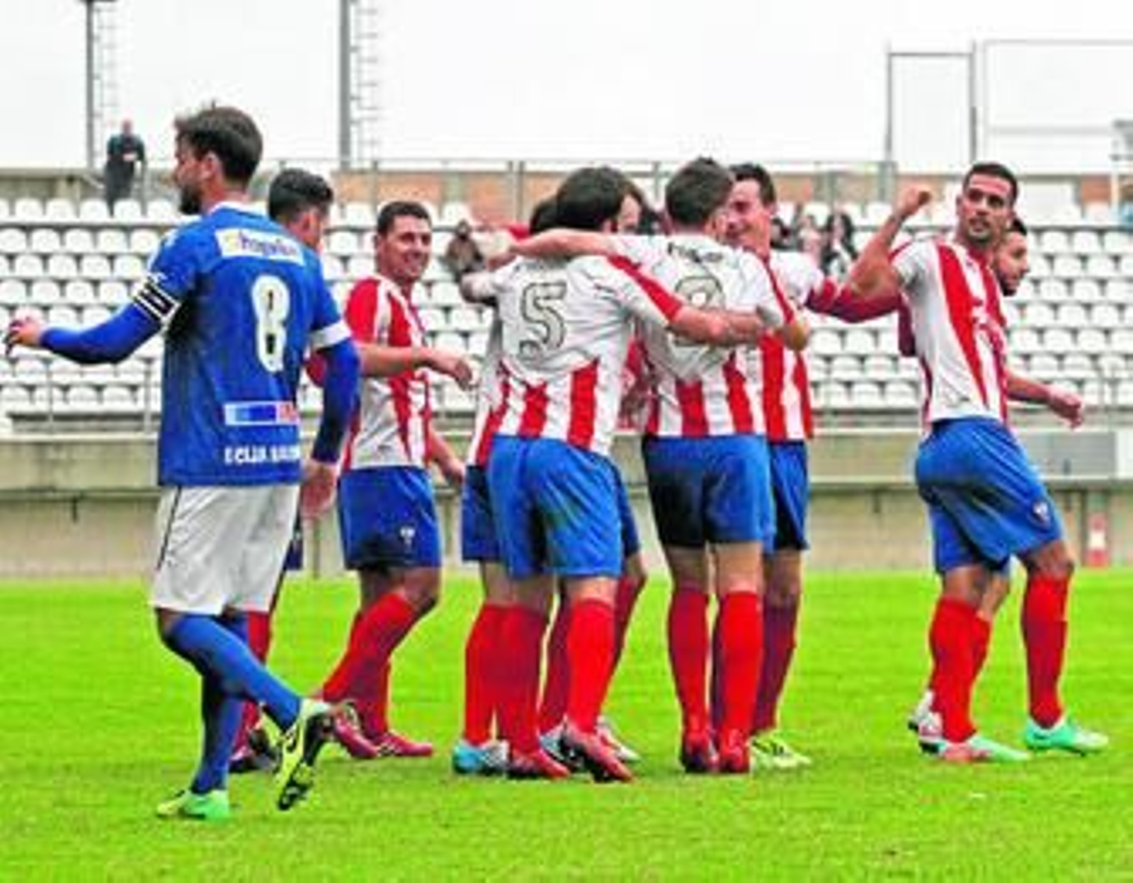 Los jugadores del Algeciras celebran el tanto de Antonio Jesús, que levanta el puño a la derecha.
