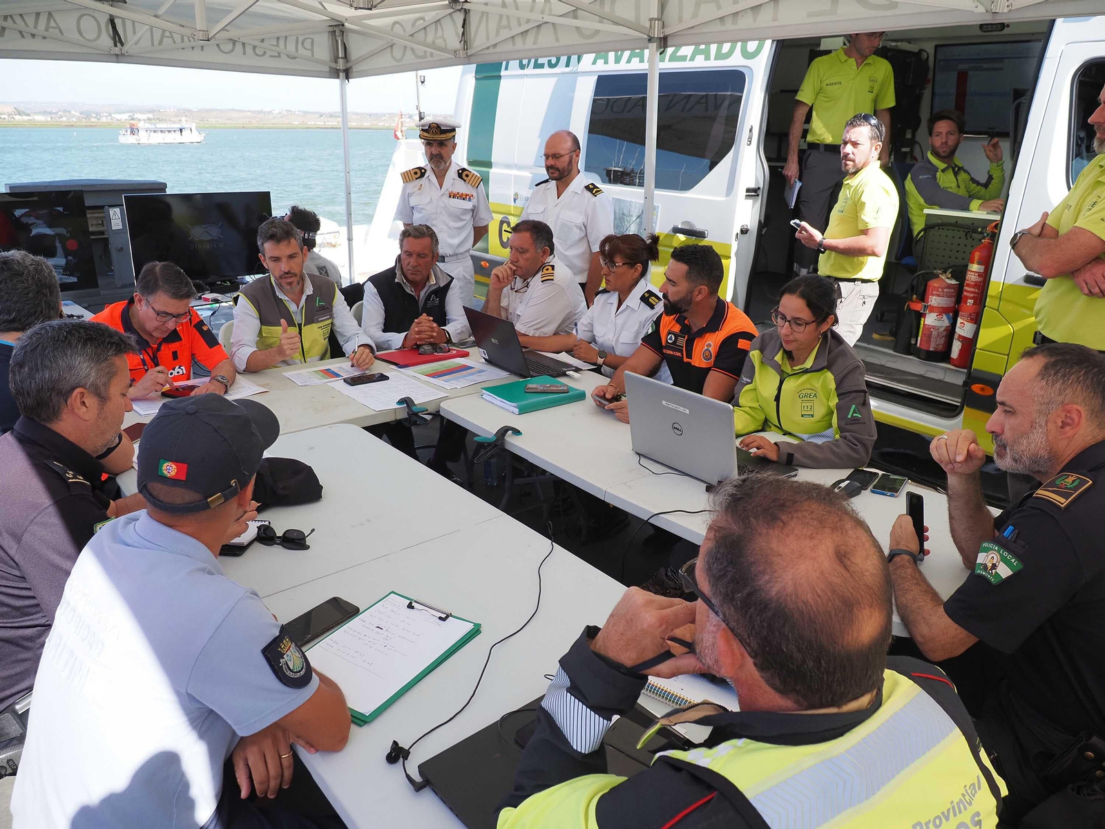 Las mejores imágenes del choque entre un ferry y un pesquero en medio del Guadiana