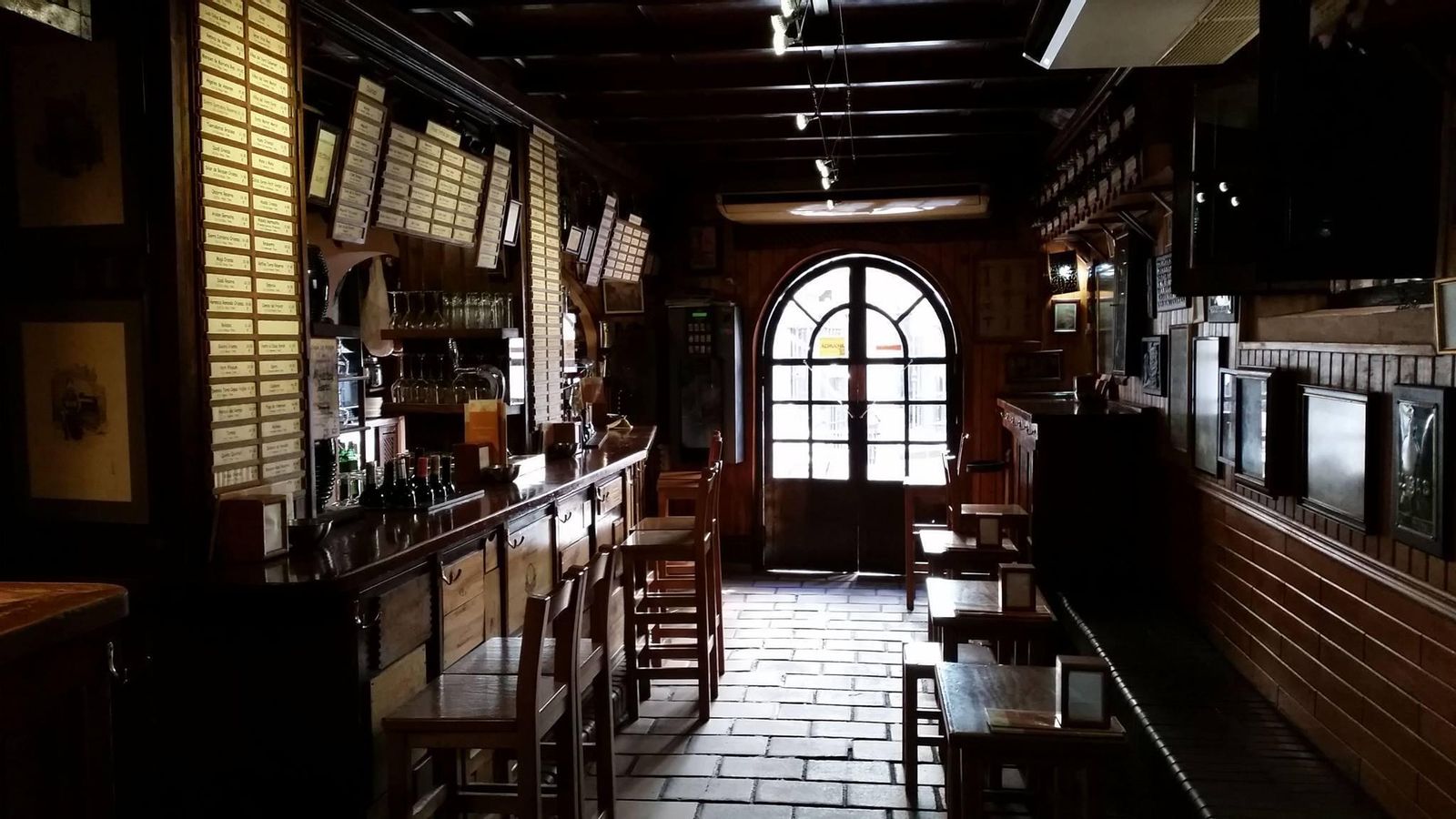 Interior de la taberna La Brujidera