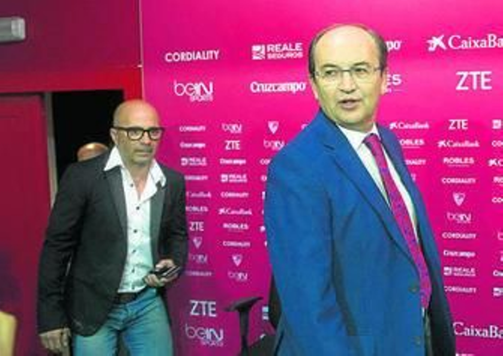 José Castro, seguido por Sampaoli en la presentación del nuevo entrenador.