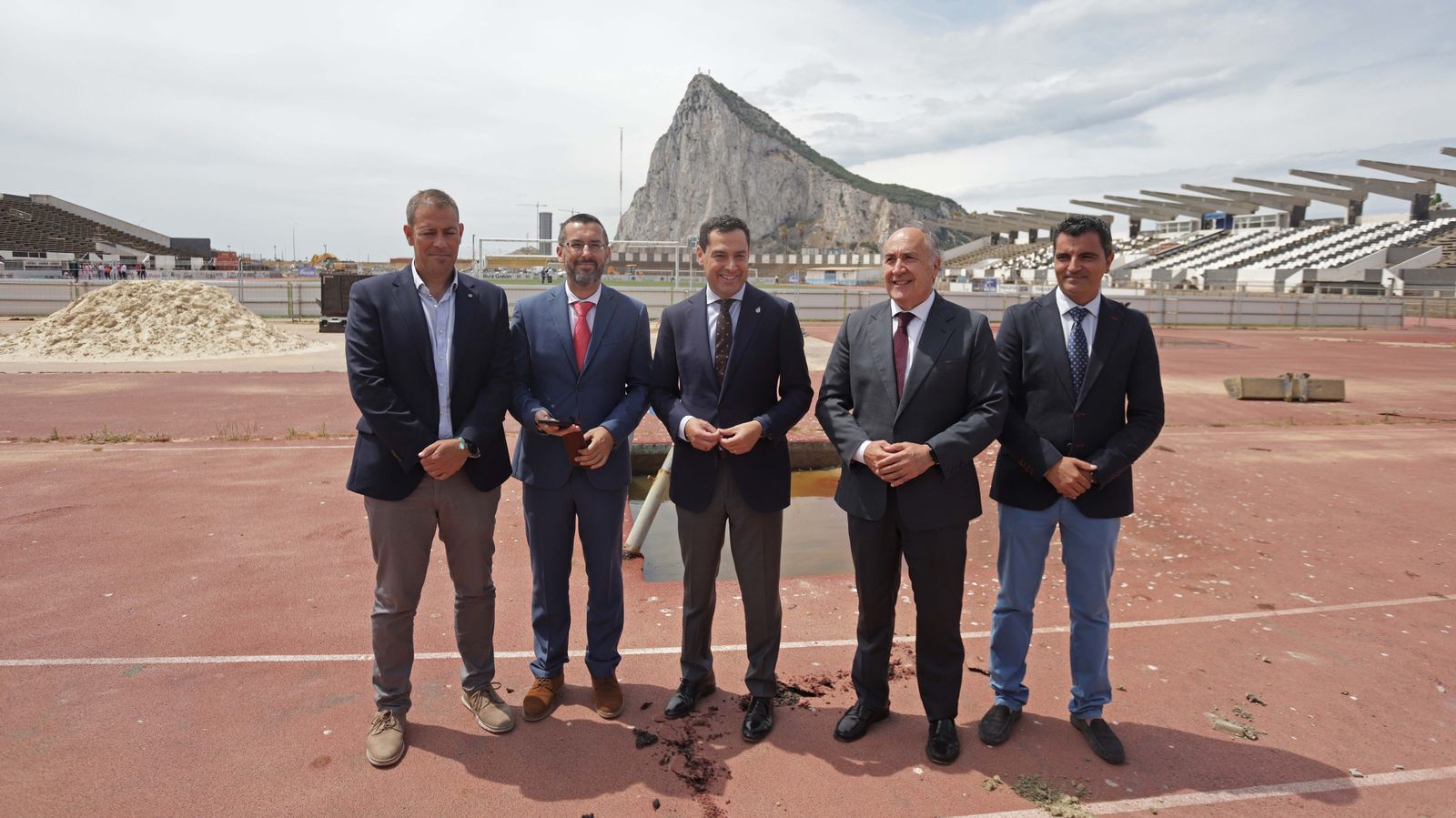 Fotos de la visita de Juanma Moreno al estadio municipal de La Línea