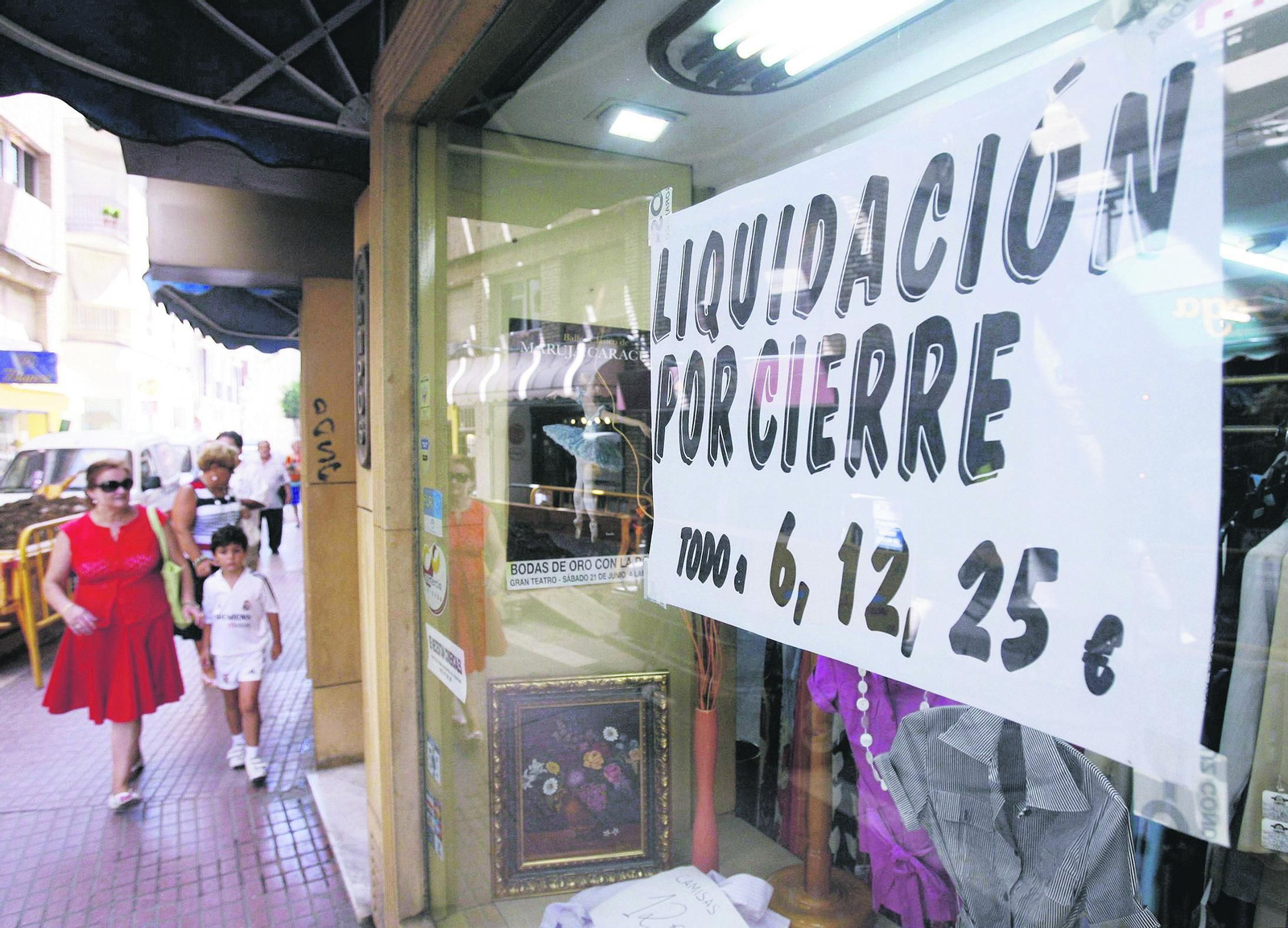 Imagen de archivo de una tienda realizando una liquidación de sus productos por cierre