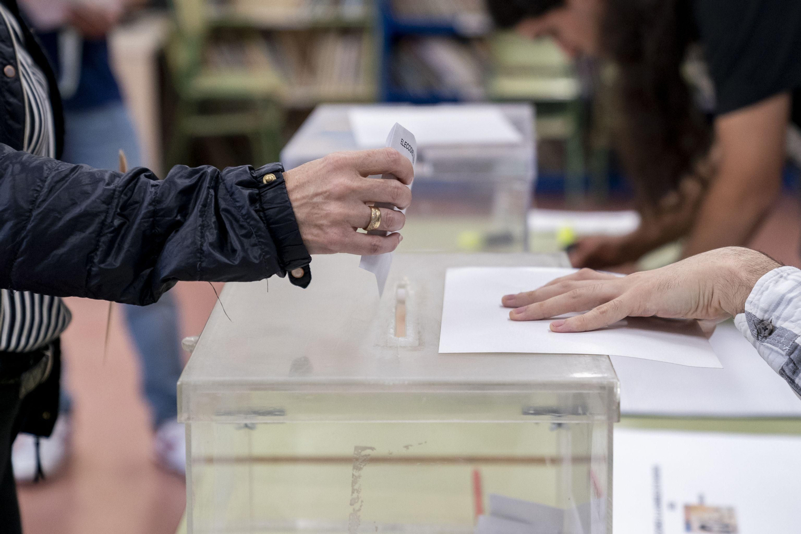 Una persona votando en una mesa electoral, en una imagen de archivo.