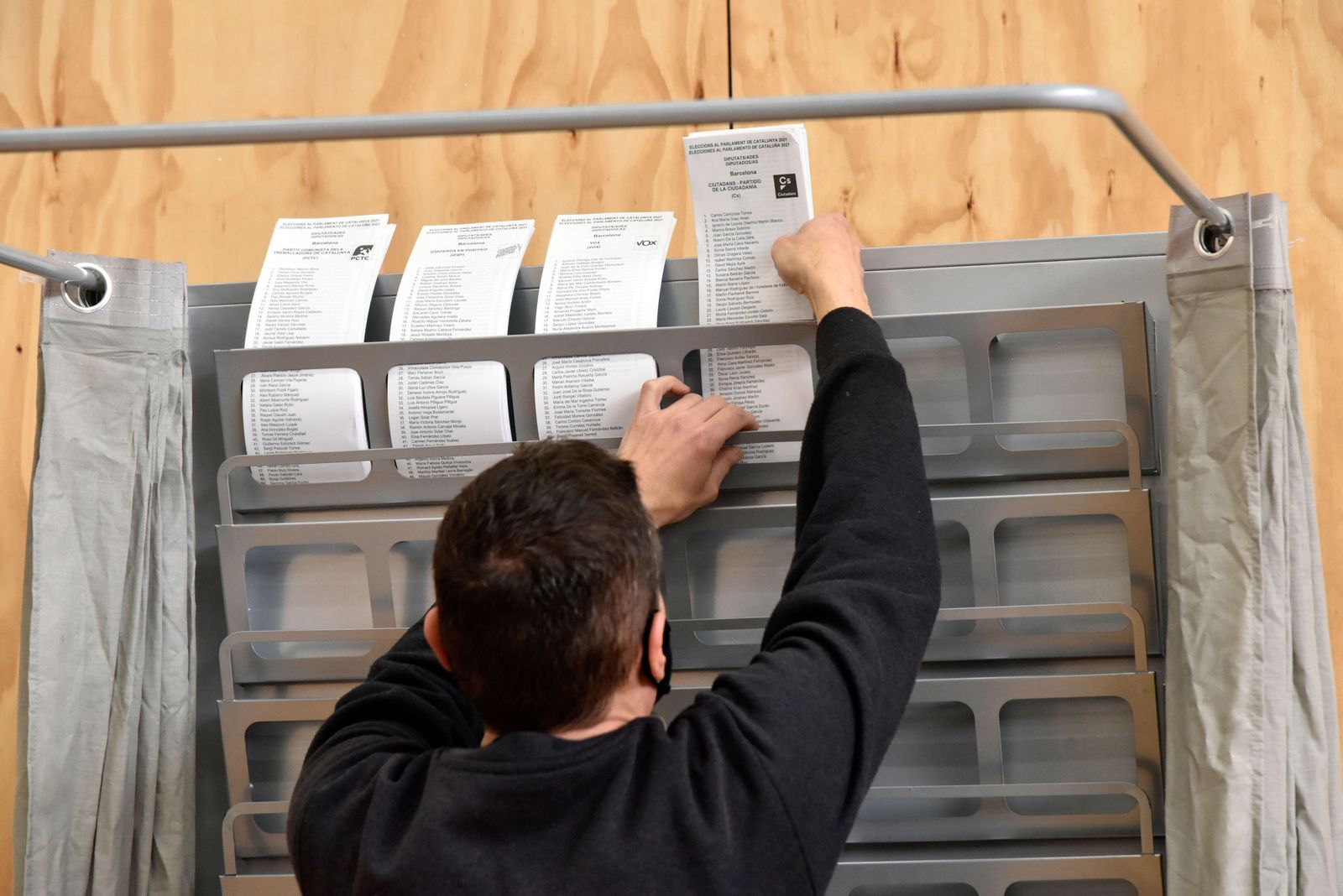 Papeletas de partidos que concurren a las elecciones de este domingo en Cataluña.