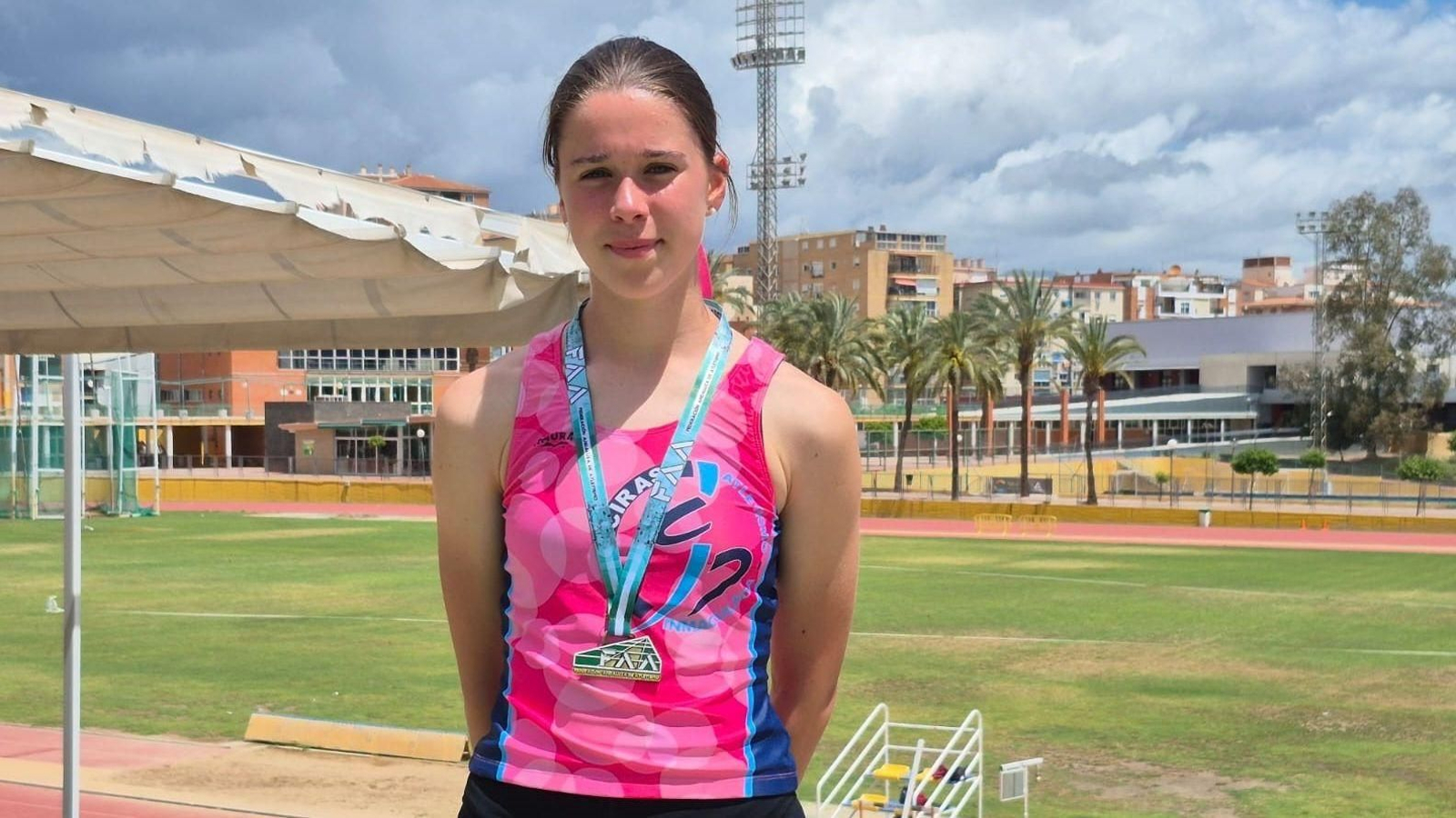 Marta Barroso, de La Inmaculada, posa con su medalla de oro en Málaga.