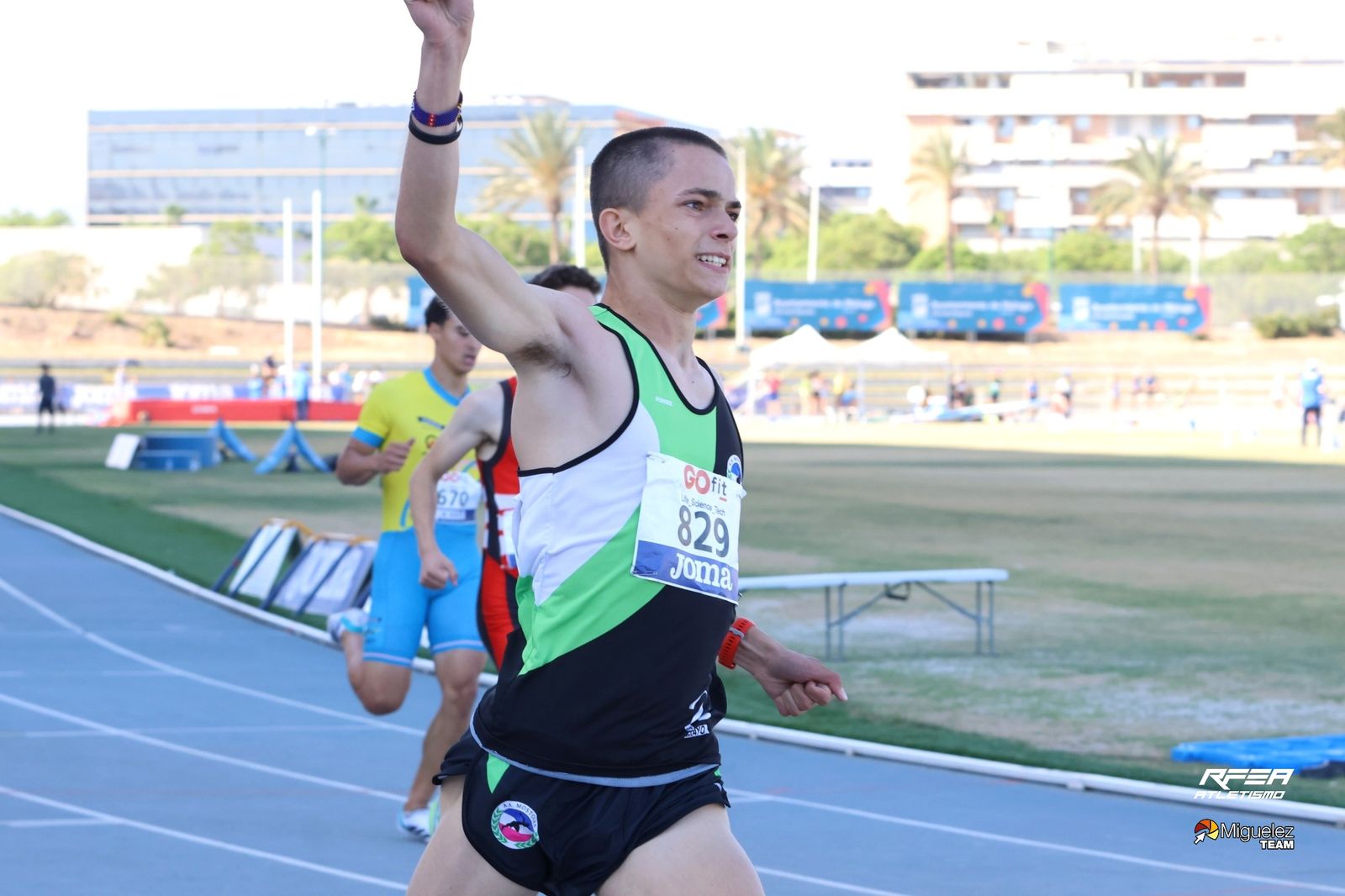 Alejandro Nuñez y el 4x100 del Nerja, campeones de España sub 18 en Málaga