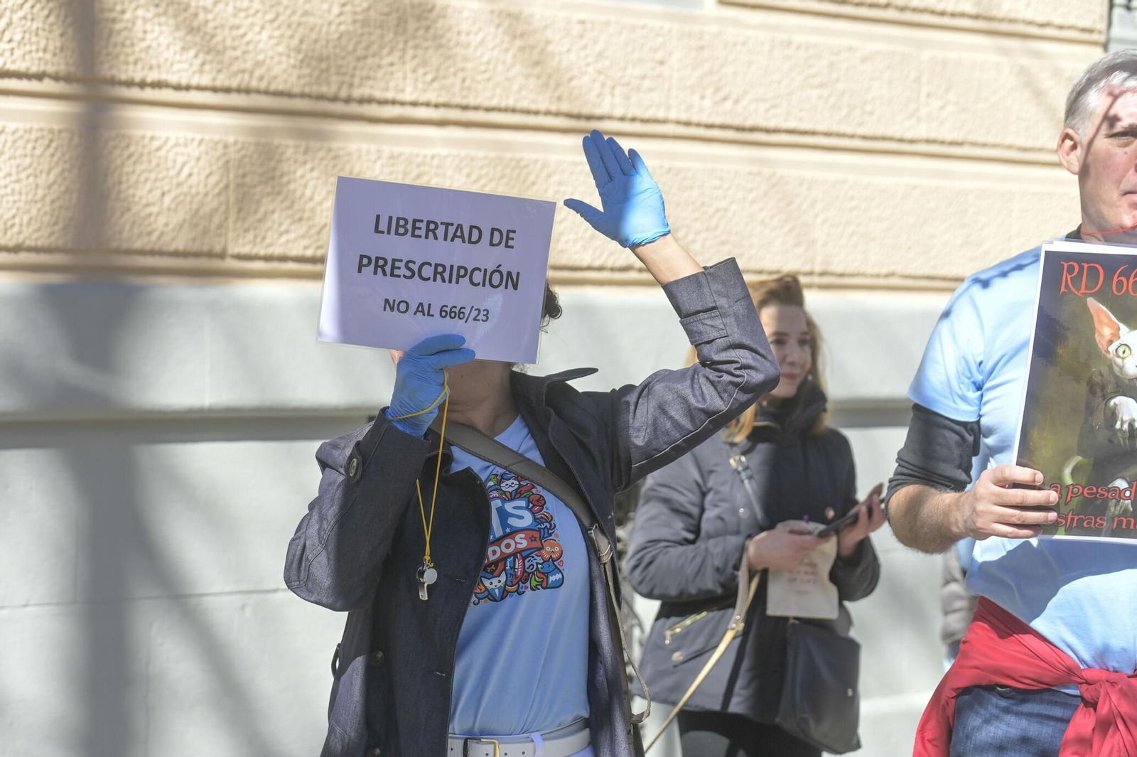 Las mejores imágenes de la manifestación de 300 veterinarios en Granada