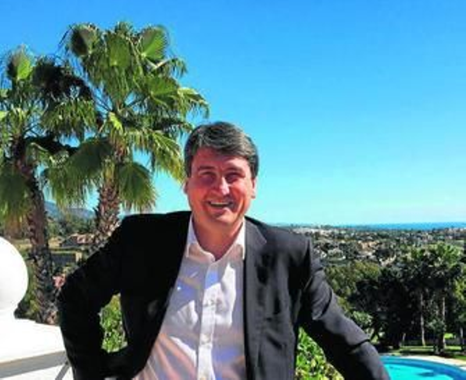 Alexander Peev posa en las instalaciones del complejo hotelero.