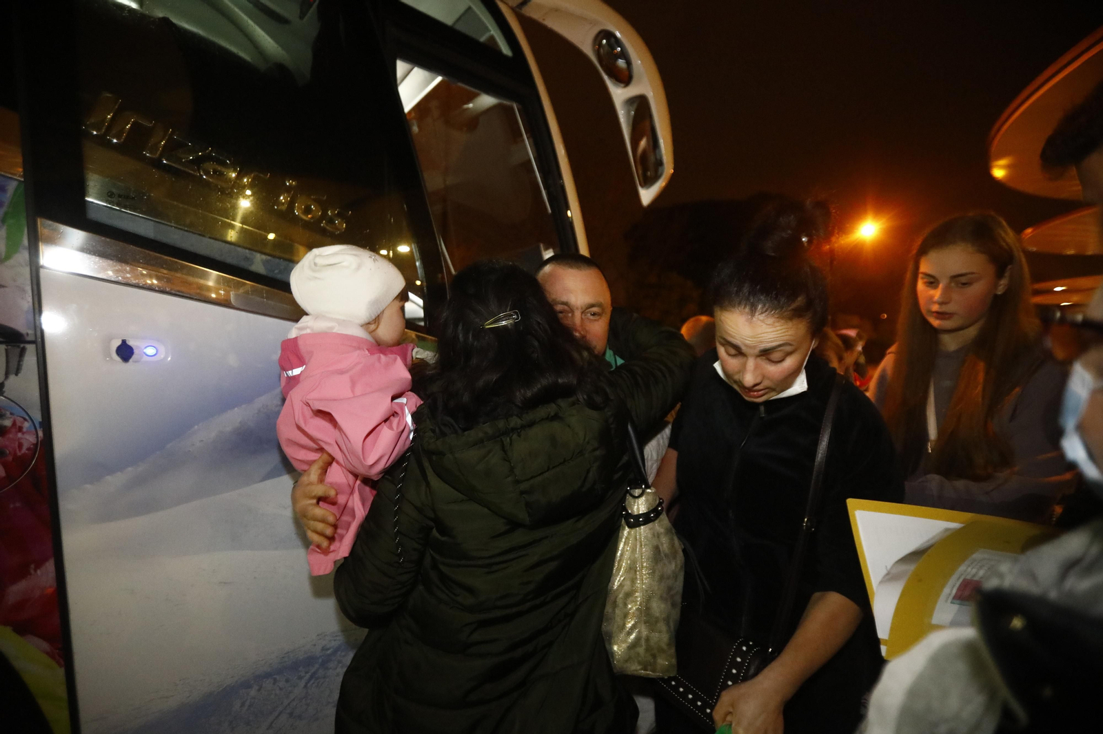 La llegada de 49 refugiados ucranianos a Córdoba, en imágenes