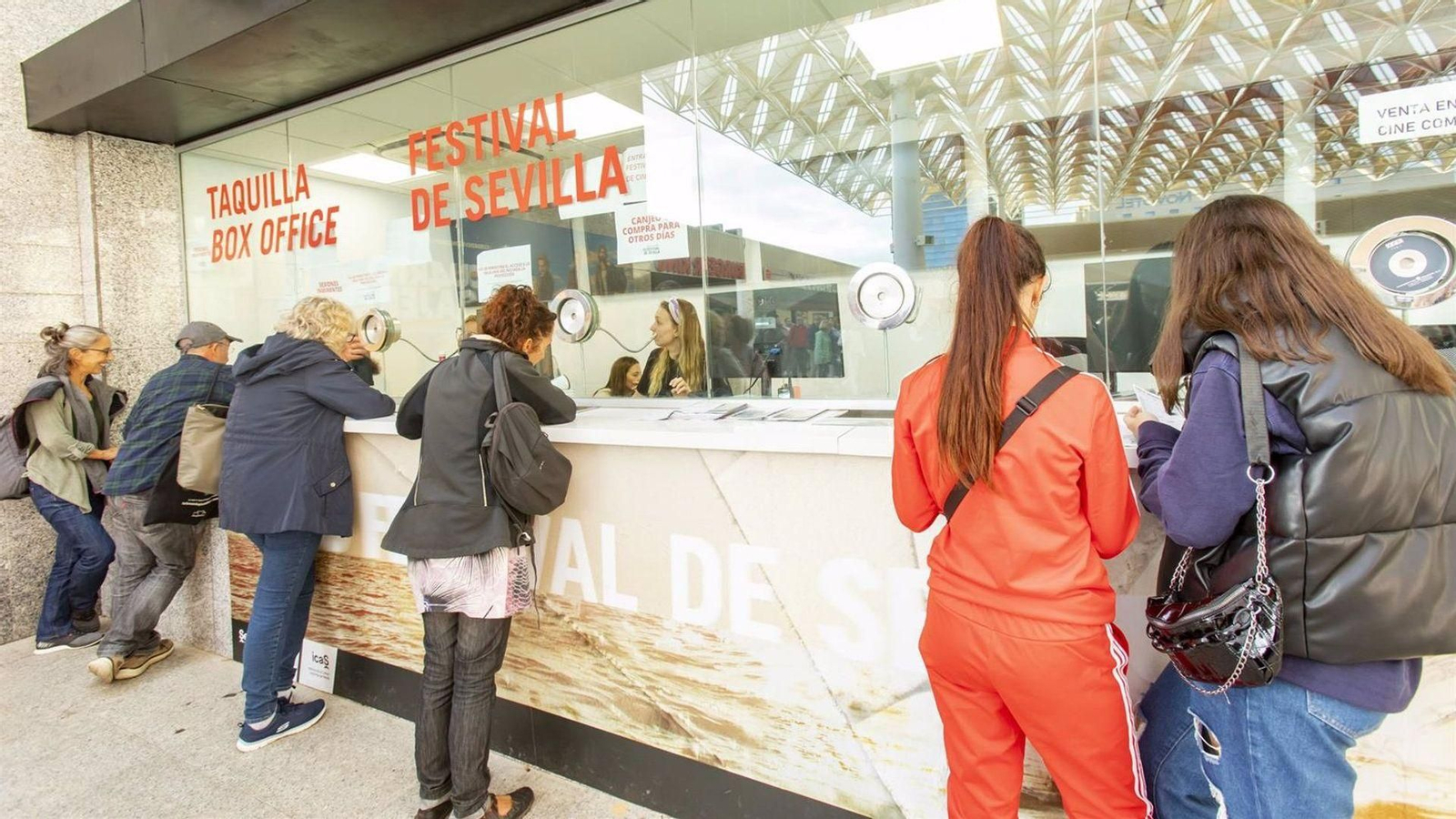 Varias personas en una de las taquillas del Festival de Cine Europeo