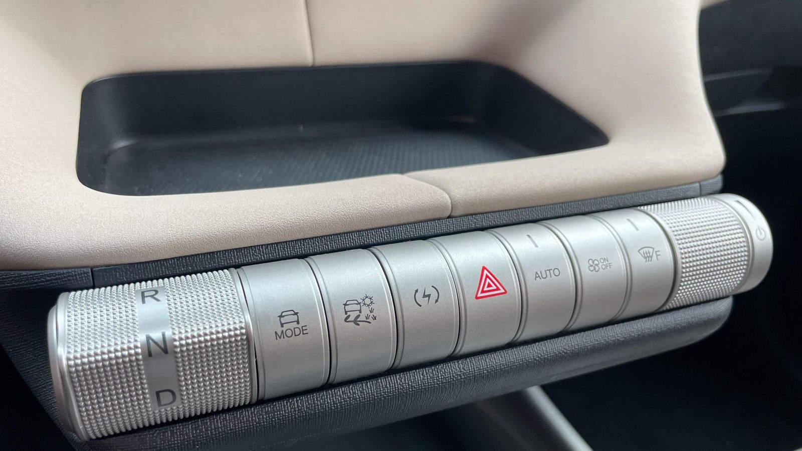 Desde esta fila de controles se ajustan muchas situaciones de este BYD: desde los modos de conducción al control de estabilidad, pasando por la frenada regenerativa, climatización o volumen del equipo de sonido.