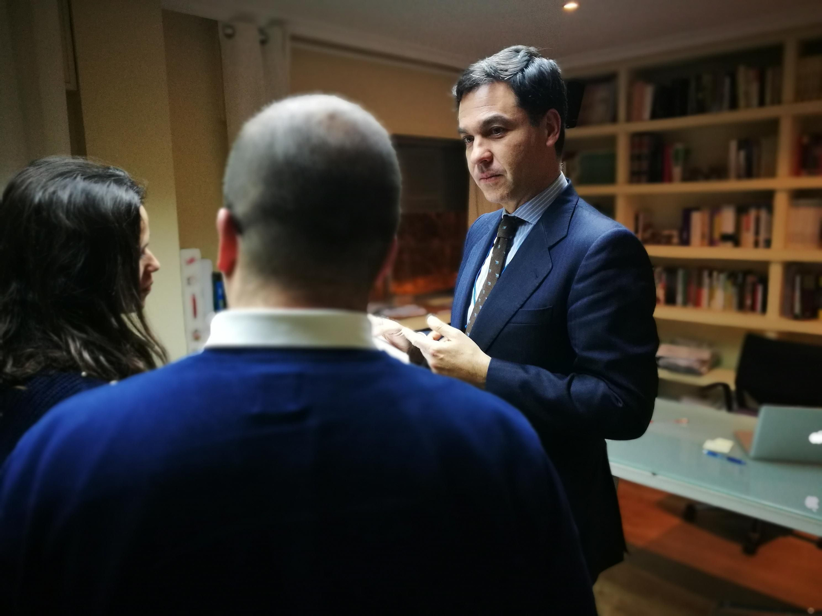 El abogado Carlos Fidalgo conversa con el matrimonio que ha sido exonerado de la deuda.