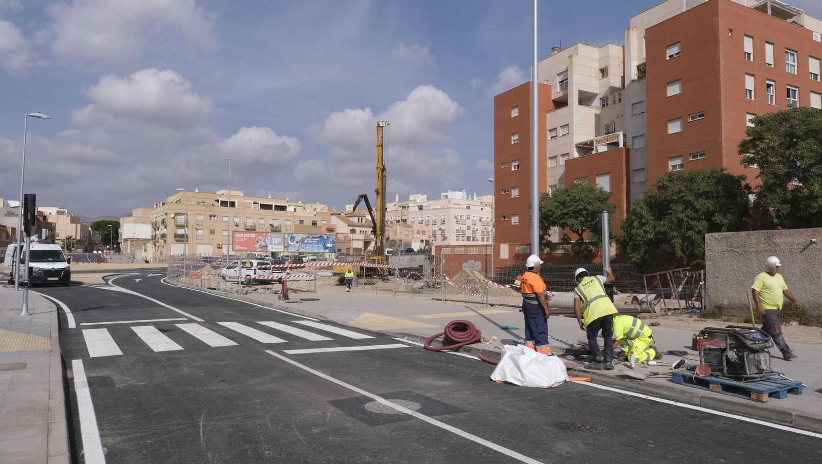 Los operarios modificando la ubicación de la farola en Los Molinos (Almería capital)