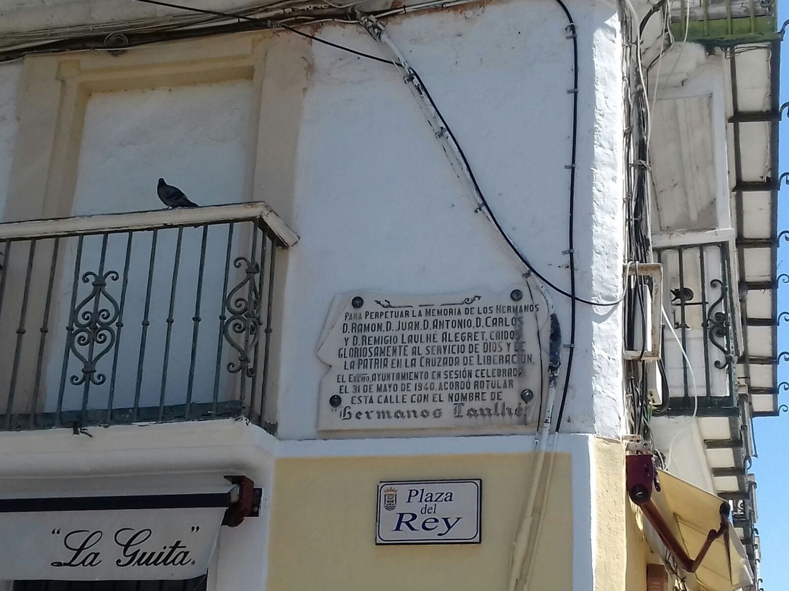 Placa conmemorativa dedicada a los hermanos Laulhé que está previsto retirarse hoy.