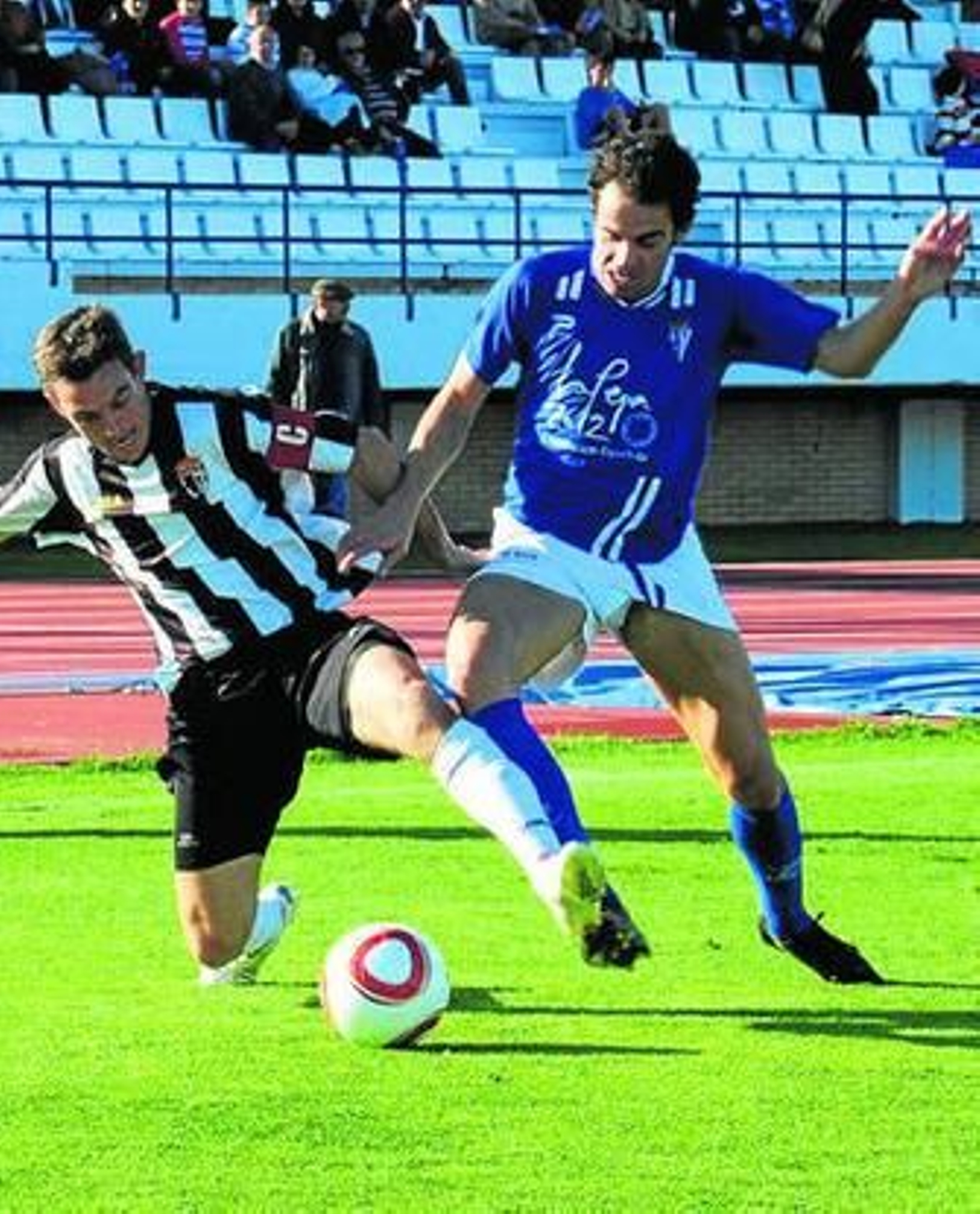 El alcoreño Víctor Gago le roba el esférico a Pedro Carrión.