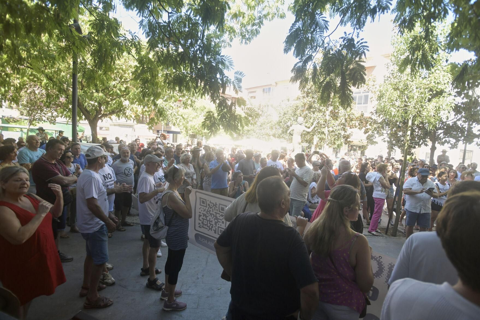 Así se han manifestado por las calles de Padul en contra de la embotelladora de Cijancos