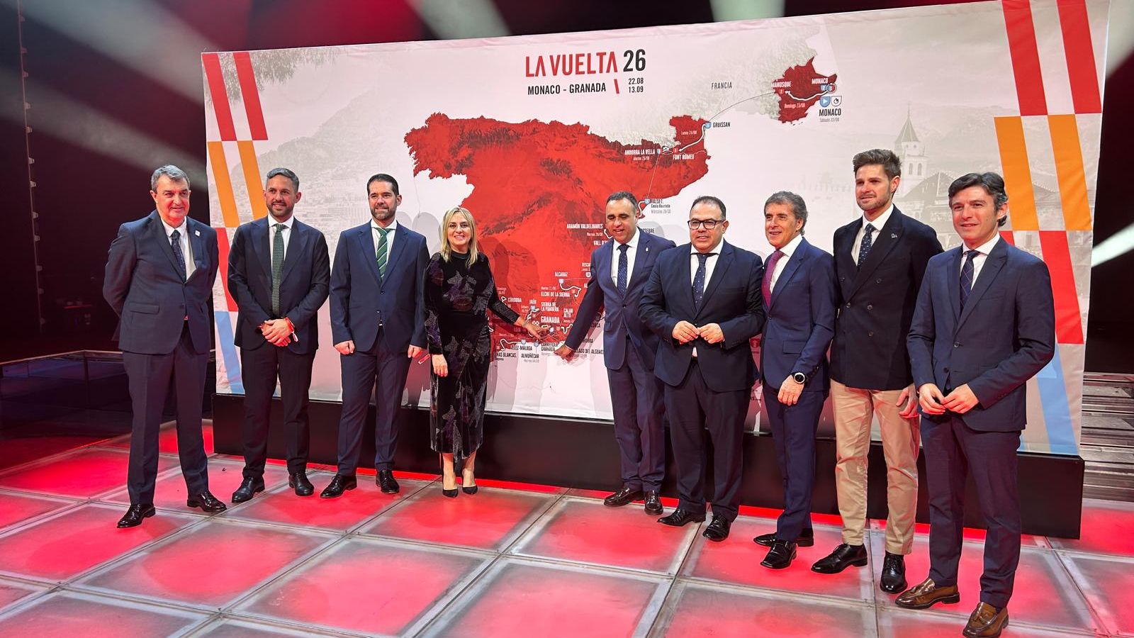 Carazo y Rodríguez, junto a diferentes alcaldes de la provincia, además del director de La Vuelta, Javier Guillén, y el comentarista Pedro Delgado