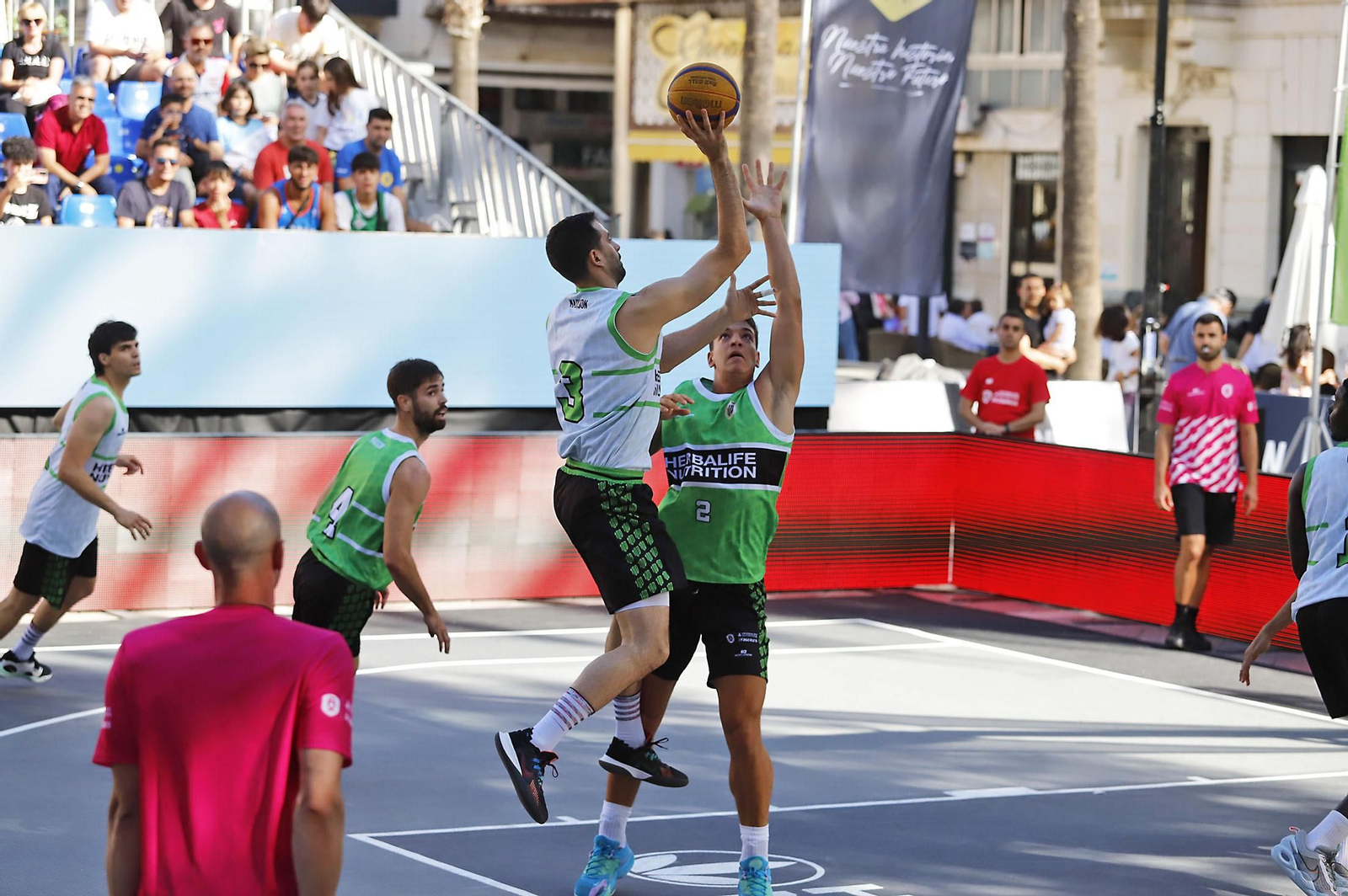 Imágenes del circuito Herbalife 3x3 de baloncesto en la Plaza de Las Monjas de Huelva