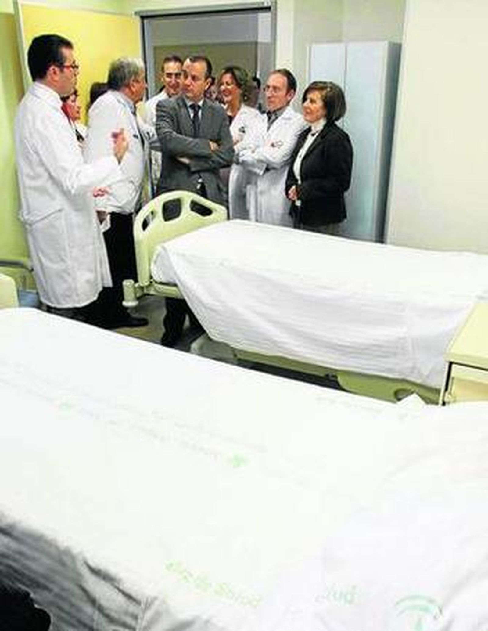 El delegado de Salud, con María José Sánchez en el hospital.