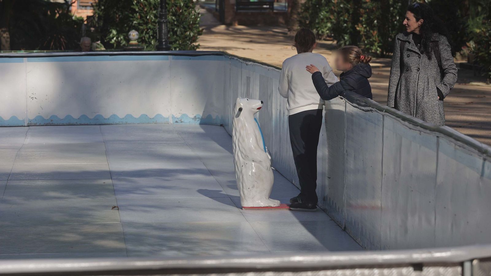 Niños en la pista de hielo artificial de Algeciras, inaugurada el 19 de diciembre.
